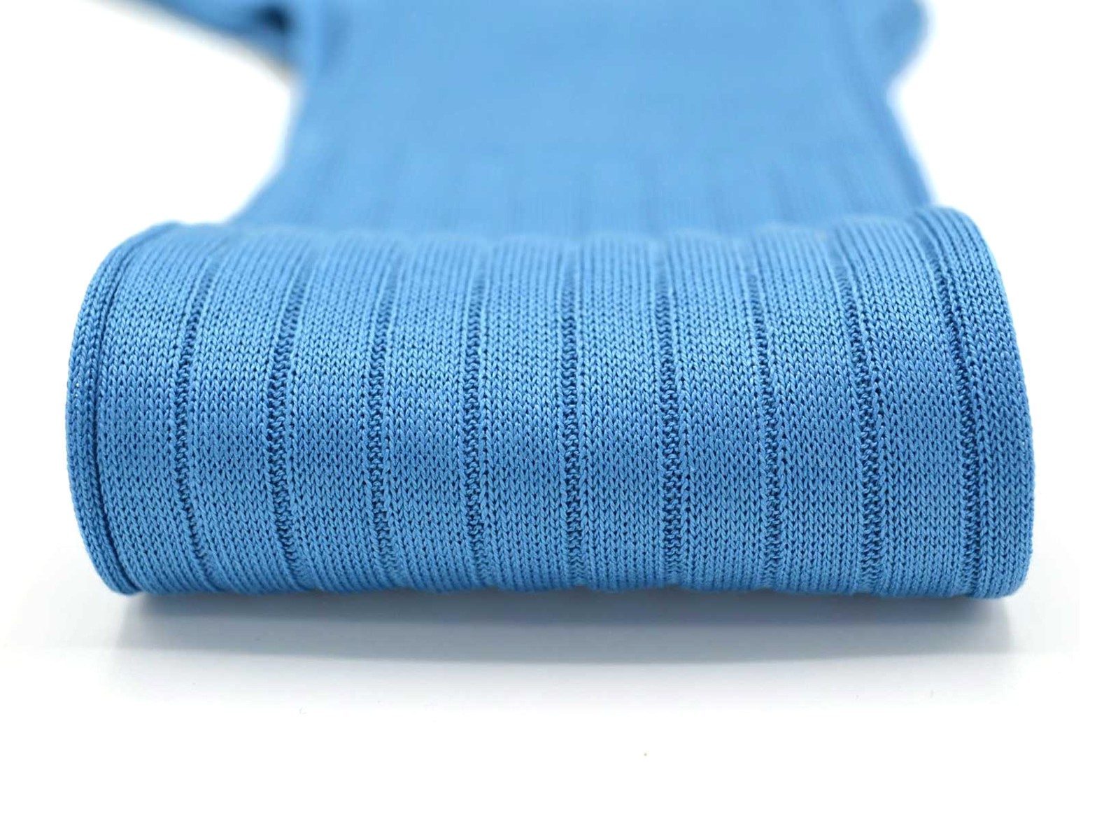 chaussettes-montantes-mi-bas-unies-bleu-ciel-en-pur-fil-d'écosse-remaillées-à-la-main-pour-hommesécosse-remaillées-à-la-main-pour-hommes3.jpg